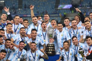 ¿De que material está hecho y cuánto pesa el trofeo de la Copa América?