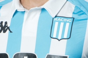 Con una interesante propuesta Racing present&oacute; su nueva camiseta para el 2018