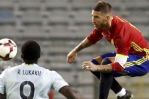 Sergio Ramos pint&oacute; sus botines de negro para que no se vea la marca