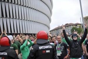 Condenan a un hincha austr&iacute;aco tras realizar un saludo nazi en medio de un partido