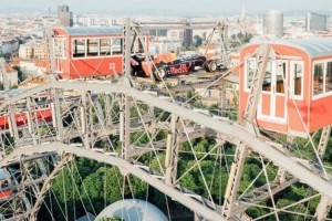 Un auto en el aire, la curiosa activaci&oacute;n de una marca en la previa del GP de Austria
