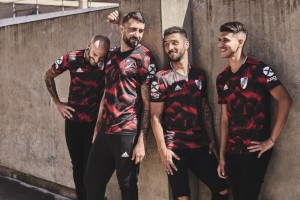 Con un dise&ntilde;o disruptivo, River Plate present&oacute; su nueva camiseta