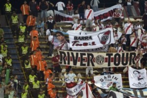 Santa Fe evita infiltrados e impone una curiosa condici&oacute;n a los hinchas de River en su visita a Colombia