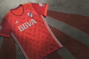 De estreno: adidas present&oacute; la nueva camiseta alternativa de River, con detalles hist&oacute;ricos