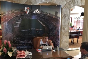 River y su original técnica para sumar socios y vender camisetas en un hotel de Perú