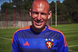 Robben present&oacute; la nueva camiseta del Sport Recife, en homenaje a Holanda