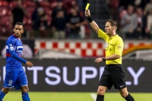 El video-ref en el fútbol se cobró su primer expulsado