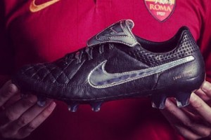 Nike present&oacute; los botines Tiempo Legend V, edici&oacute;n limitada de Francesco Totti