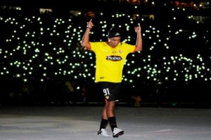 Ins&oacute;lito: un &aacute;rbitro le pidi&oacute; un aut&oacute;grafo a Ronaldhino mientras se disputaba el partido