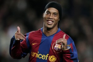 Ronaldinho vuelve a jugar al f&uacute;tbol