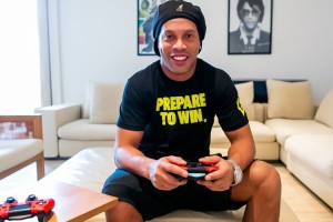 Ronaldinho se convierte en embajador de eSports y lanzan un control para homenajearlo