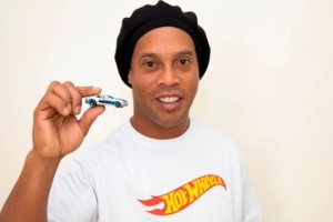 Hot Wheels Uber: la acci&oacute;n que sorprende a usuarios con Ronaldinho dentro del auto