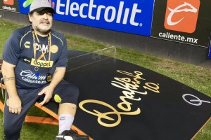 Embargaron a Dorados y se llevaron hasta la mesa de Teqball que Ronaldinho le regal&oacute; a Maradona