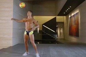 Cristiano Ronaldo publicita su modelo de ropa interior demostrando su destreza con la pelota