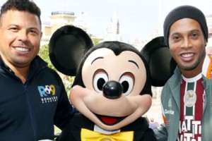Ronaldo y Ronaldinho visitaron Disney en una acci&oacute;n promocional