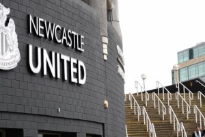 La Premier League aprob&oacute; que los due&ntilde;os de los clubes puedan patrocinar a sus propios equipos