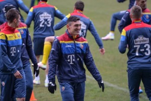 Rumania estamp&oacute; sumas en vez de n&uacute;meros en su camiseta para combatir la deserci&oacute;n escolar