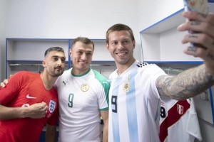El plantel de Rusia sorprende posando con las camisetas de las 32 selecciones mundialistas