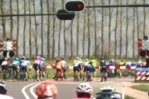 35 ciclistas fueron sancionados por cruzar una barrera de tren baja