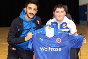 Reading present&oacute; una camiseta dise&ntilde;ada por un chico de 14 a&ntilde;os