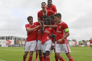 Para evitar el coronavirus los jugadores de f&uacute;tbol se saludar&aacute;n con los codos 