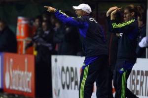 El &uacute;nico antecedente de Sampaoli en La Bombonera es una derrota