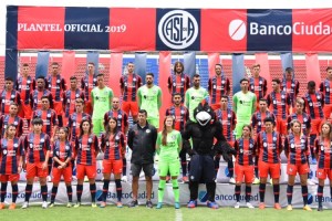 Con dos franjas y pantal&oacute;n rojo San Lorenzo present&oacute; su nueva camiseta 