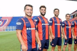 Los jugadores de San Lorenzo posaron con la nueva camiseta para el 2016