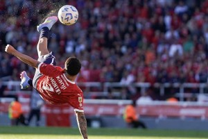 Santiago Montiel gan&oacute; el Premio Puskas por su gol de chilena desde afuera del &aacute;rea