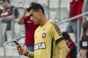 Santos, el arquero brasileño que usa su celular en el medio del partido