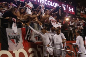Los jugadores de San Pablo jugaron con las camisetas que les dieron sus hinchas