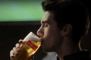 Schneider lanz&oacute; su nueva identidad visual a trav&eacute;s de campa&ntilde;a publicitaria bien futbolera