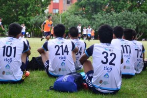 M&aacute;s de 250 j&oacute;venes futbolistas bolivianos se postularon a becas en Estados Unidos 