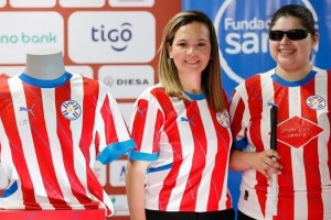 La Selección Paraguaya presentó una camiseta con tecnología especial para invidentes