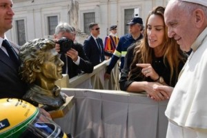 La familia Senna le llevó una estatua al Papa Francisco que se exhibirá en el Vaticano