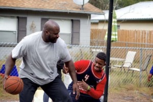 Shaquille O&rsquo;Neal sorprendi&oacute; a un polic&iacute;a y a un grupo de ni&ntilde;os que jugaban b&aacute;squet