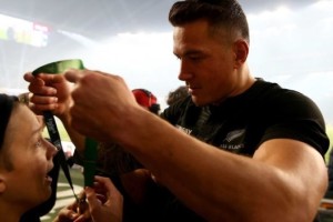 Sonny Bill Williams regal&oacute; su medalla de campe&oacute;n a un fan&aacute;tico
