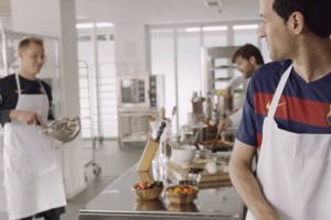Los jugadores del Barcelona pasan de futbolistas a masajistas, cocineros y m&aacute;s junto a Allianz
