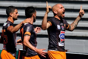 El equipo del Loco Abreu tiene a un padre como presidente y a su hijo como capit&aacute;n