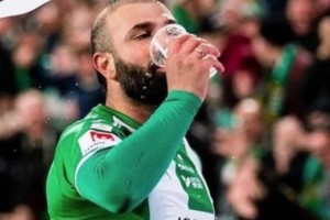 El particular festejo de un jugador sueco que incluye un trago de cerveza con su hinchada
