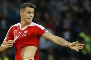 Ins&oacute;lito: los jugadores de Suiza rompieron cuatro camisetas en un mismo partido