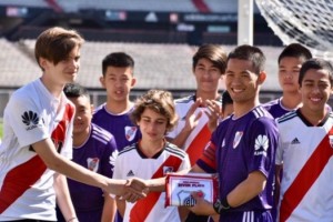 Los chicos tailandeses rescatados de la cueva visitaron el Monumental y jugaron un partido con los juveniles de River