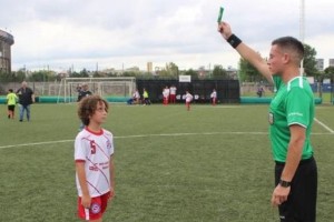 &iquest;Qu&eacute; significa la tarjeta verde que se mostr&oacute; por primera vez en un partido de f&uacute;tbol esta semana?