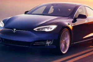 Tesla prepara autos capaces de hablar con los peatones
