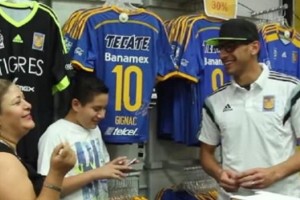 El Pat&oacute;n Guzm&aacute;n sorprendi&oacute; a los hinchas como vendedor en la Tienda de Tigres