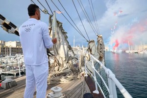 Va tomando color: la llama olímpica llegó a Francia