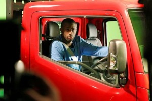 Junto a Nissan, Yaya Tour&eacute; jug&oacute; al f&uacute;tbol en camiones