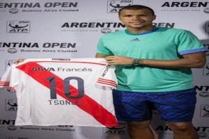 Tsonga se fotografi&oacute; con la camiseta de River