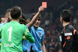 Un jugador intent&oacute; echar al &aacute;rbitro y termin&oacute; expulsado