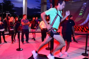 Infinite Race: Under Armour present&oacute; las nuevas zapatillas HOVR Infinite con Bluetooth